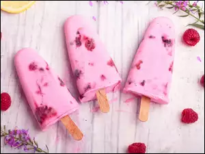 Malinowe lody na patyku