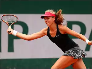 Tenisistka Katie Boulter z rakietą
