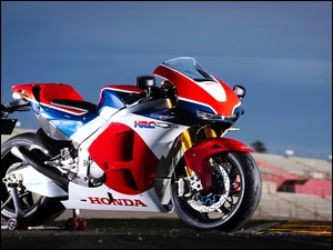 Sportowy motocykl Honda na wyścigowym torze