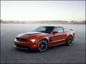 Czerwony samochód Ford Mustang Boss 302 rocznik 2012