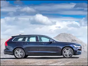 Samochód Volvo V90 z roku 2017 na tle gór i nieba