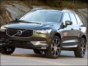 Samochód Volvo XC60 2018 rok na tle skał