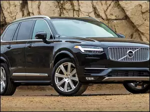 Czarny samochód Volvo XC90 excellence z 2017 roku