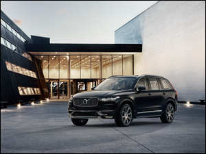 Czarne Volvo XC90 z roku 2017