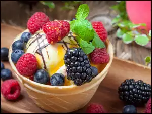 Lody z owocami w wafelku