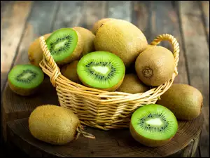 Owoce kiwi w koszyku