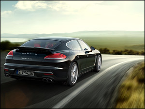 Czarne Porsche Panamera Turbo z 2014 roku