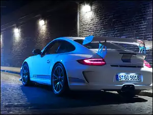 Samochód Porsche 911 GT3 na ulicy