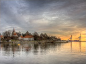 Domy i kościół na nad włoskim morzem