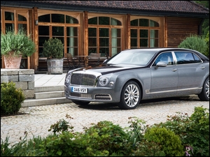 Samochód Bentley Mulsanne zaparkowany przed domem