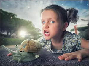 Dziewczynka i ślimak w śmiesznej scence
