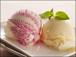 Lody na talerzyku z dekoracyjnym zielonym listkiem