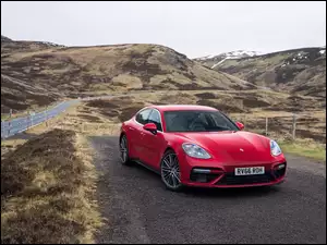 Samochód Porsche Panamera Turbo z 2016 roku