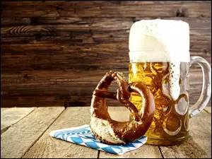 Precek oparty o kufel z piwem
