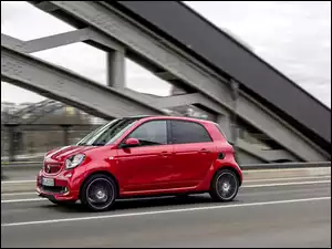 Czerwony Smart Forfour Brabus z boku