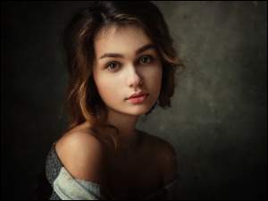 Portret zamyślonej brunetki o tajemniczym spojrzeniu