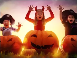 Dzieci podczas zabawy w święto Halloween