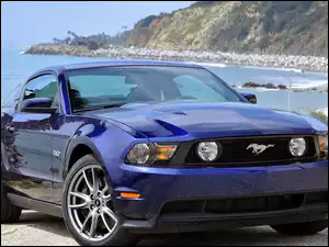 Ford Mustang nad morzem