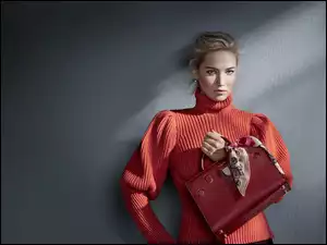 Blondynka z czerwoną torebką