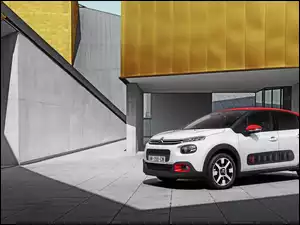 na poboczu zaparkowany Citroen C3