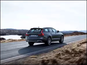 Volvo Cross Country V90 Silver na drodze