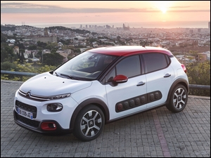 Biały Citroen C3 bokiem