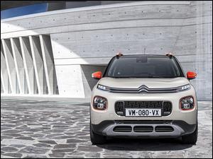 na drodze stoi samochód marki Citroen C3