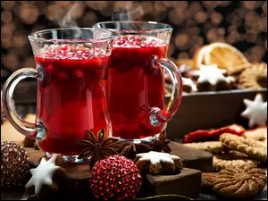 Kompot w szklankach z ciasteczkami