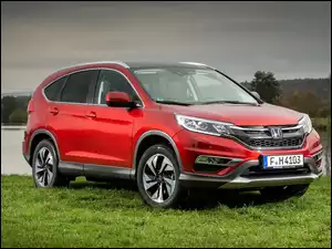 Czerwona Honda CR-V nad rzeką