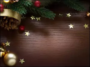 Ozdobione gałązki na stole z bombkami i gwiazdkami
