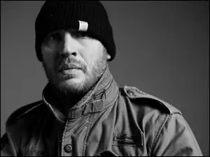Aktor Tom Hardy w czapce
