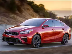 Czerwona Kia Forte 2019 na drodze
