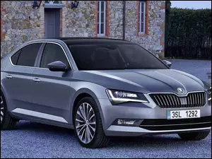 Skoda Superb 2017 przed domem
