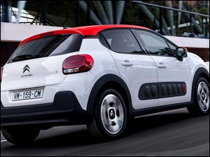 Biały Citroen C3 2017 na drodze
