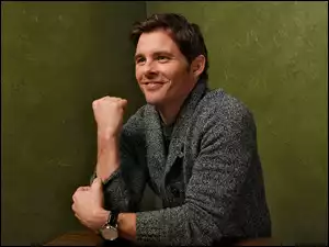 Uśmiechnięty aktor James Marsden