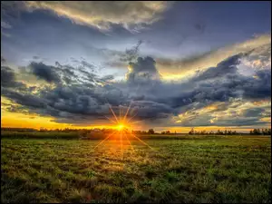 Promienie słońca nad polami