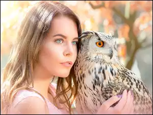 Kobieta w makijażu z sową