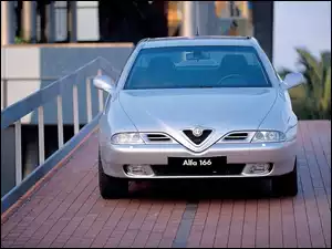Alfa Romeo 166, Przód