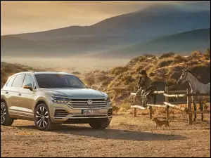 Volkswagen Touareg z koniem na ranczo