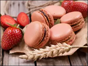 Truskawki i ciasteczka makaroniki położone na papierze