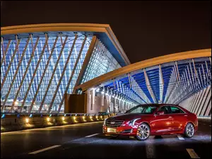 Cadillac ATS-L z roku 2015 zaparkowany na ulicy