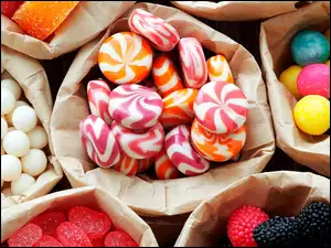 Cukierki i żelki w papierowych torebkach