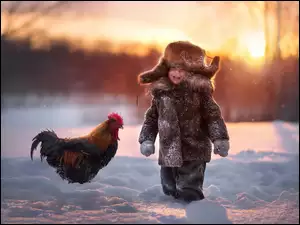 Radosny chłopczyk w śniegu