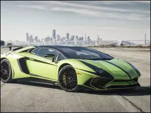 Lamborghini Aventador na parkingu