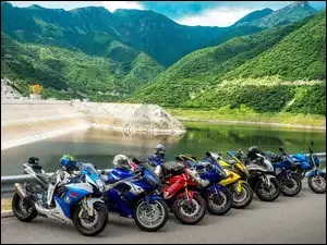 Motocykle nad stawem