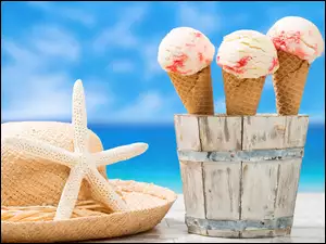 Lody w wiaderku z kapeluszem i rozgwiazdą