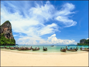 Skalna morska plaża Railay Beach z łódkami