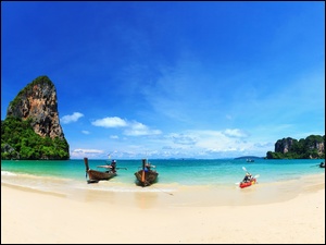 Łódki na plaży Railay Beach w Tajlandii