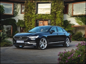 Samochód Volvo S 90 zaparkowany przed domem