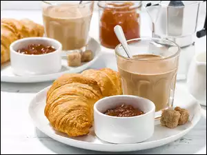 Rogalik obok szklanki kakao